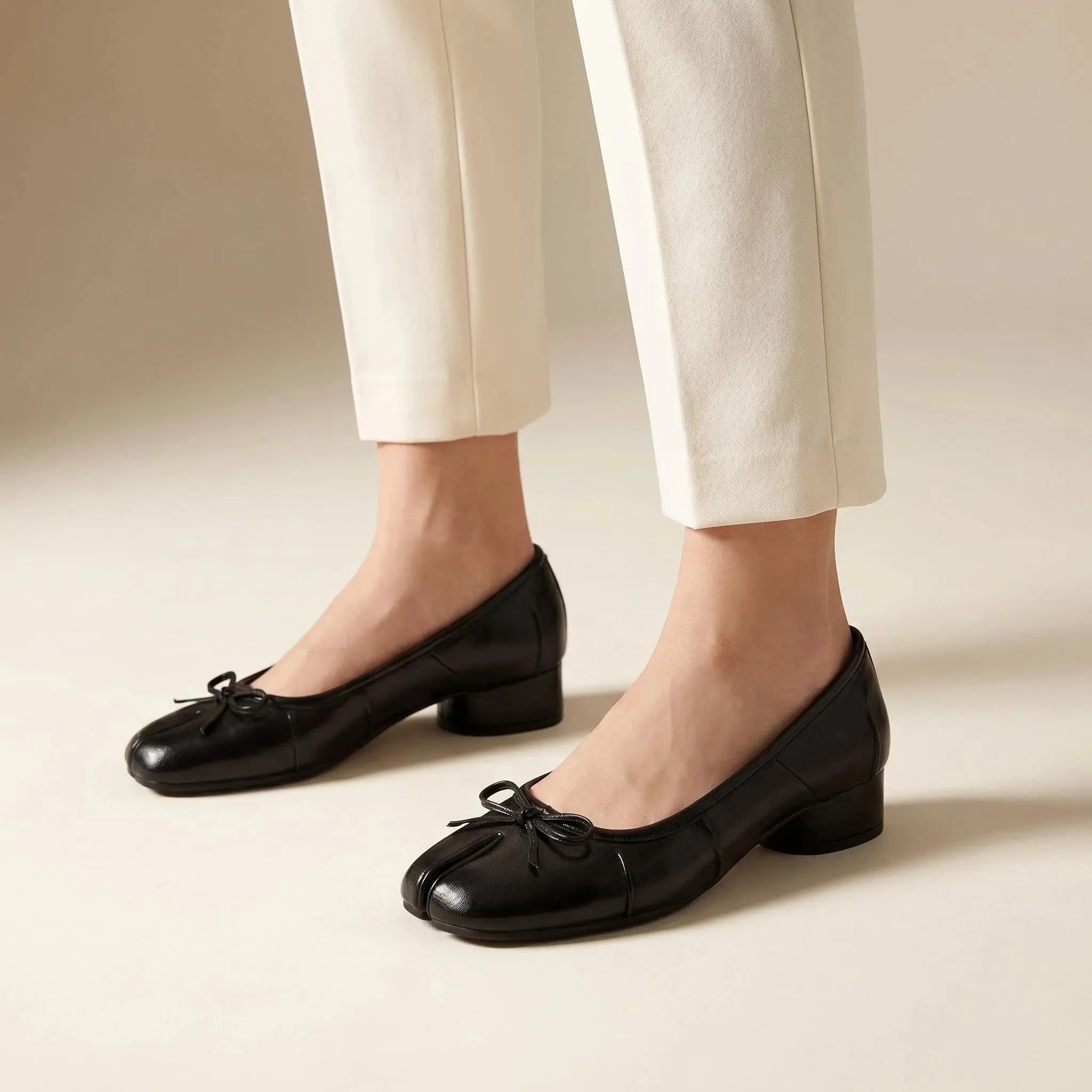 ZQW Bow Tabi Heel in white, worn on feet close-up – split-toe fit, bow embellishment, comfortable block heel, wide-foot friendly