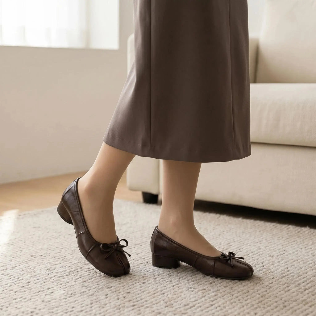 ZQW Bow Tabi Heel in brown, worn on feet close-up – split-toe fit, bow embellishment, comfortable block heel, wide-foot friendly