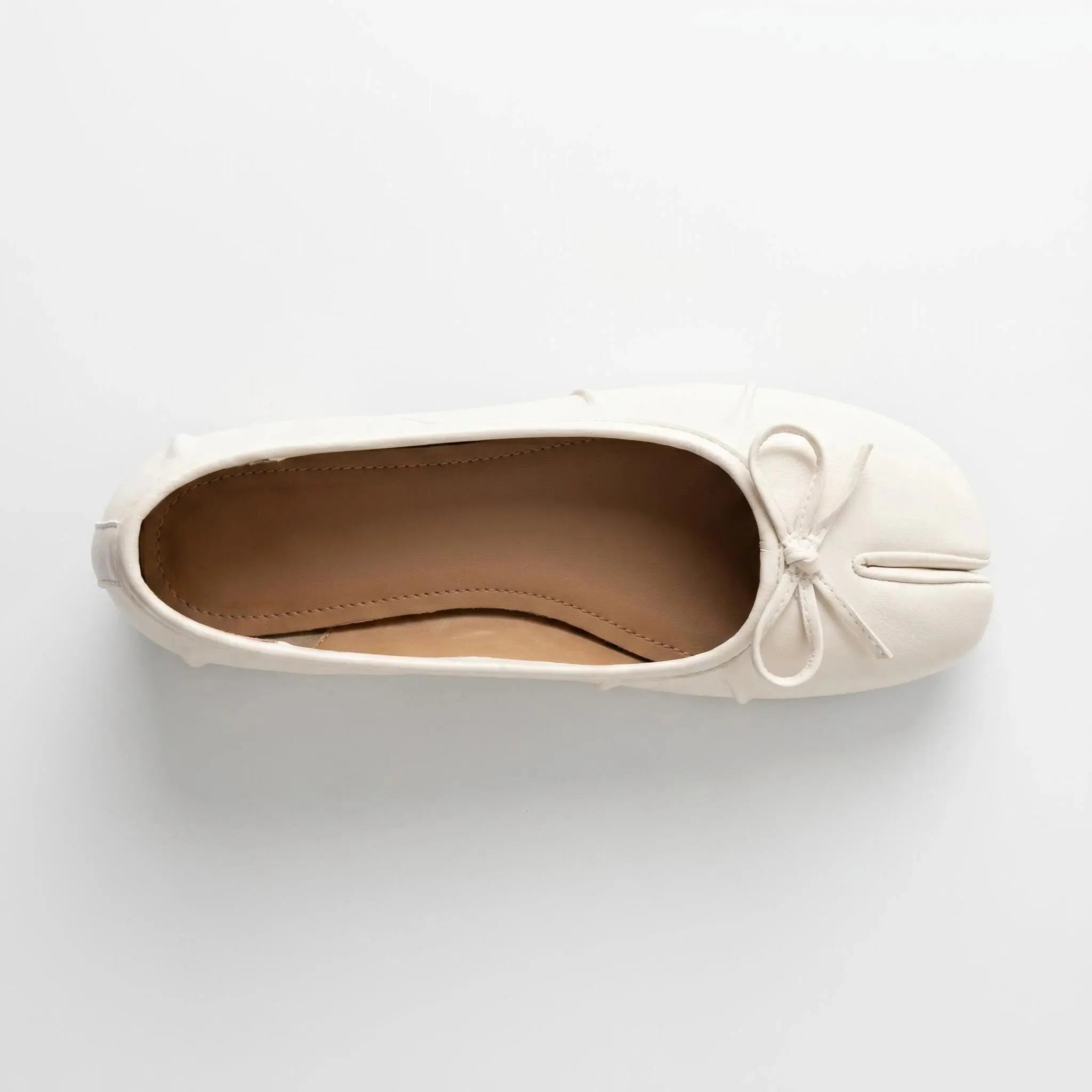 ZQW Bow Tabi Heel in white, top view – round toe, bow accent, tabi split-toe design, cushioned insole, easy slip-on style