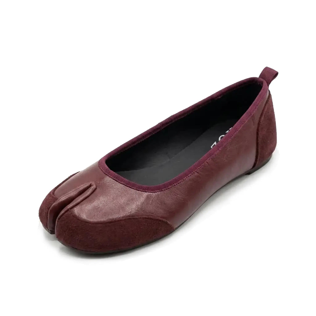 ZQW Mixed Media Tabi Flats in burgundy, 45-degree angle view – vegan leather and suede upper, round split-toe design, slip-on style, cushioned insole