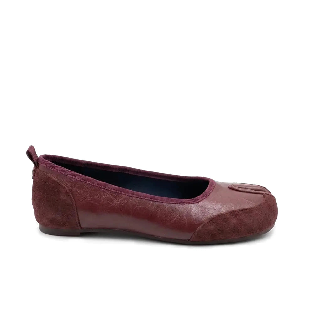 ZQW Mixed Media Tabi Flats in burgundy, side view – low 0.7cm heel, anti-slip rubber outsole, mixed vegan leather and suede upper, slip-on flat