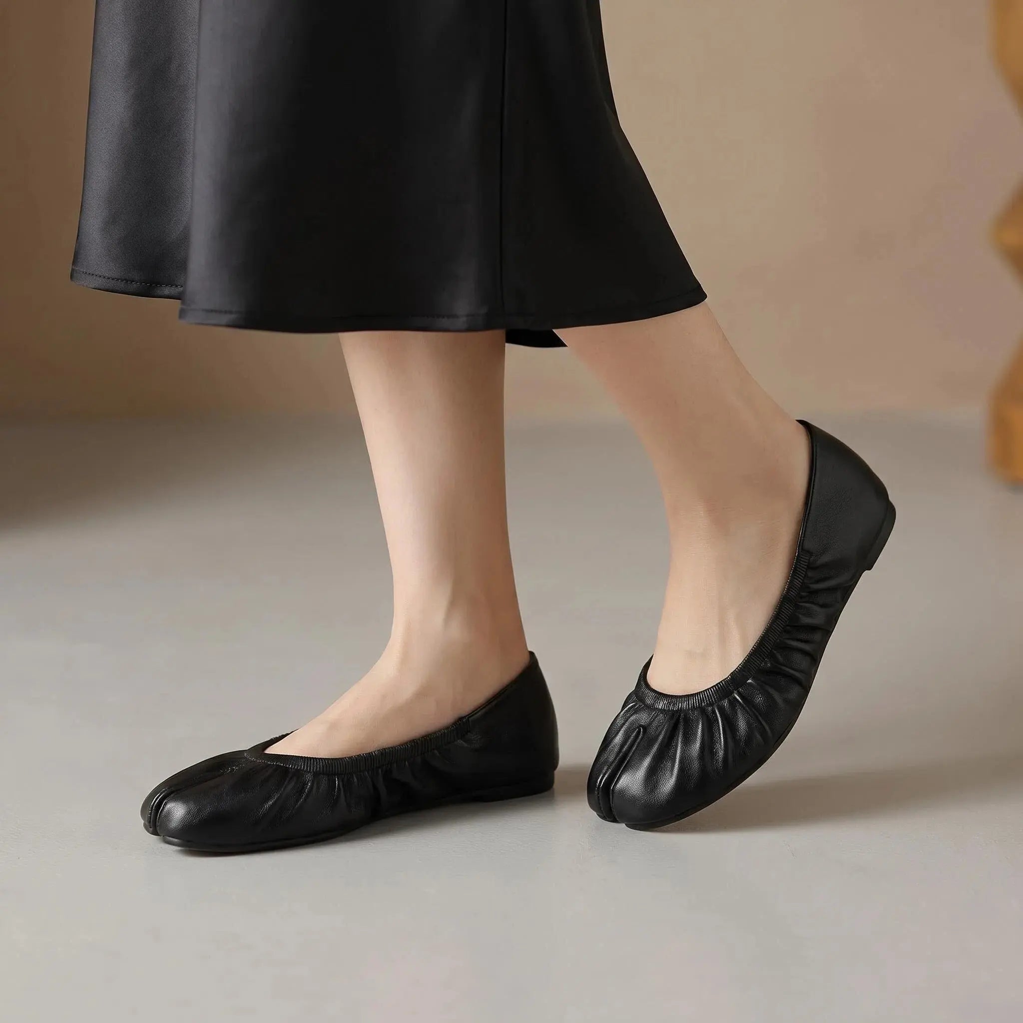 ZQW Ruched Tabi Ballet Flats in black, worn on feet close-up – split-toe allows natural movement, ruched detail adds ballet charm, cushioned insole for all-day comfort