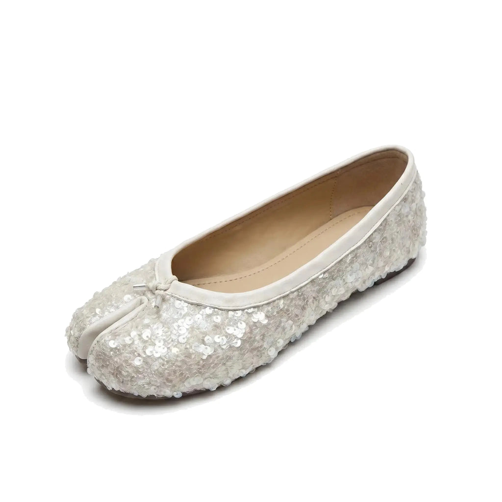 ZQW Sequin Tabi Flats in white, 45-degree angle view – all-over white sequin upper, split-toe design, slip-on style, cushioned insole, round toe
