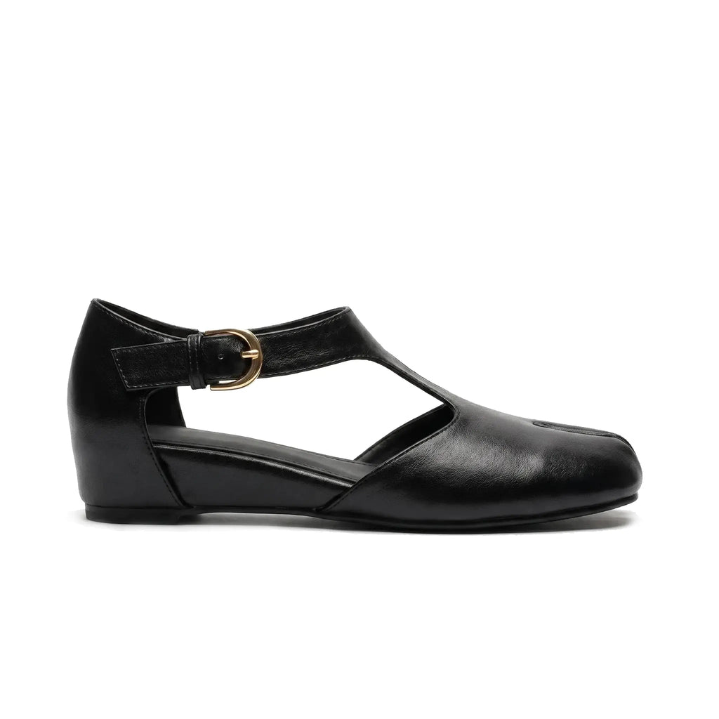 ZQW Tabi Mary Jane Flats in black, side view – hidden wedge heel (3cm), anti-slip rubber outsole, soft vegan leather upper, T-strap with buckle closure
