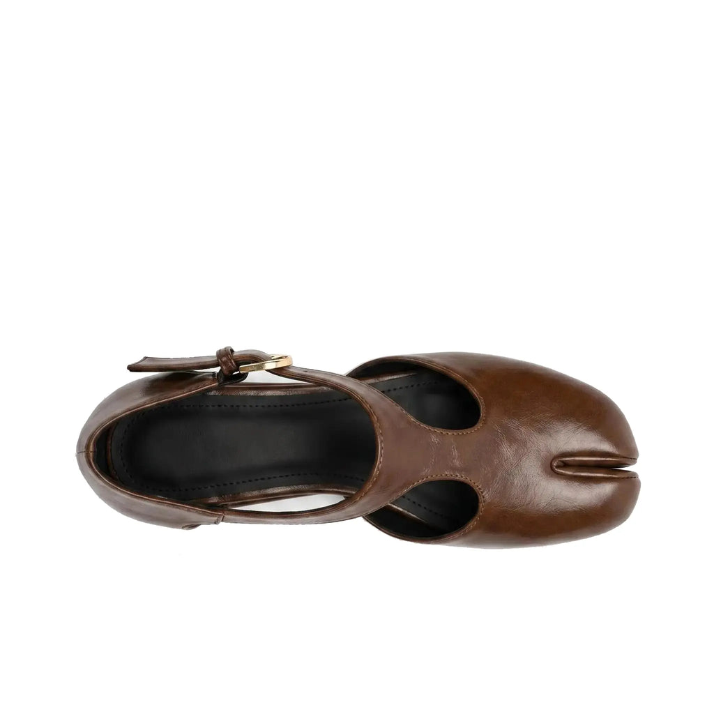 ZQW Tabi Mary Jane Flats in brown, top view – T-strap across instep, round split-toe silhouette, side cutouts, cushioned insole, wide-foot friendly fit