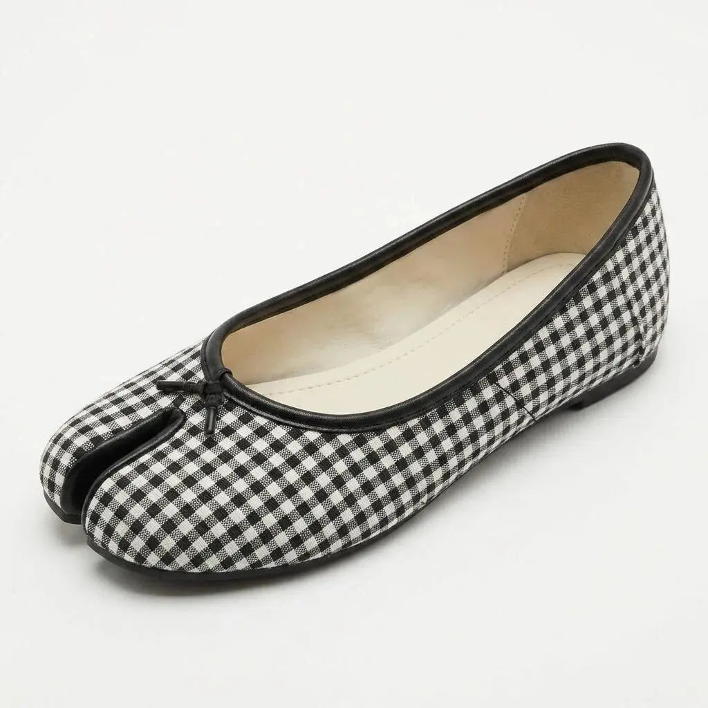 ZQW Tartan Tabi Ballet Flats in black, 45-degree angle view – classic black plaid pattern, split-toe design, low 0.7cm heel, easy slip-on