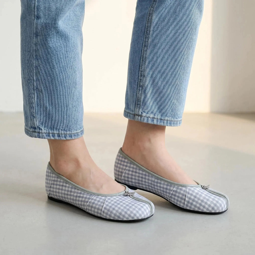 ZQW Tartan Tabi Ballet Flats in blue tartan, worn on feet close-up – split-toe allows natural movement, blue checkered fabric adds vintage charm, cushioned insole for all-day comfort